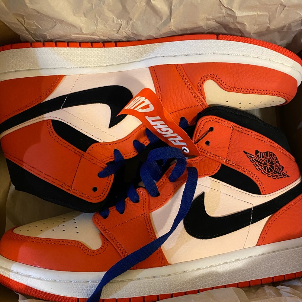 New Air Jordan 1 Retro Mid SE Team Orange. NWT/Box